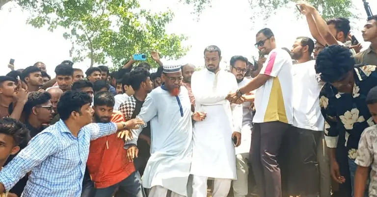 তোপের মুখে এলাকা ত্যাগ করতে হয়েছে নাসীরউদ্দীন পাটওয়ারীকে